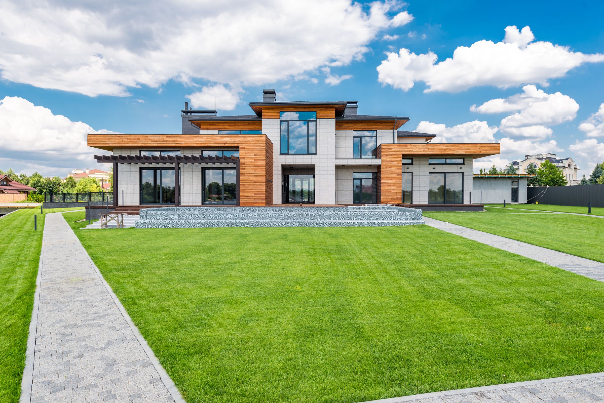 Modernes Einfamilienhaus mit großzügigen Fensterflächen